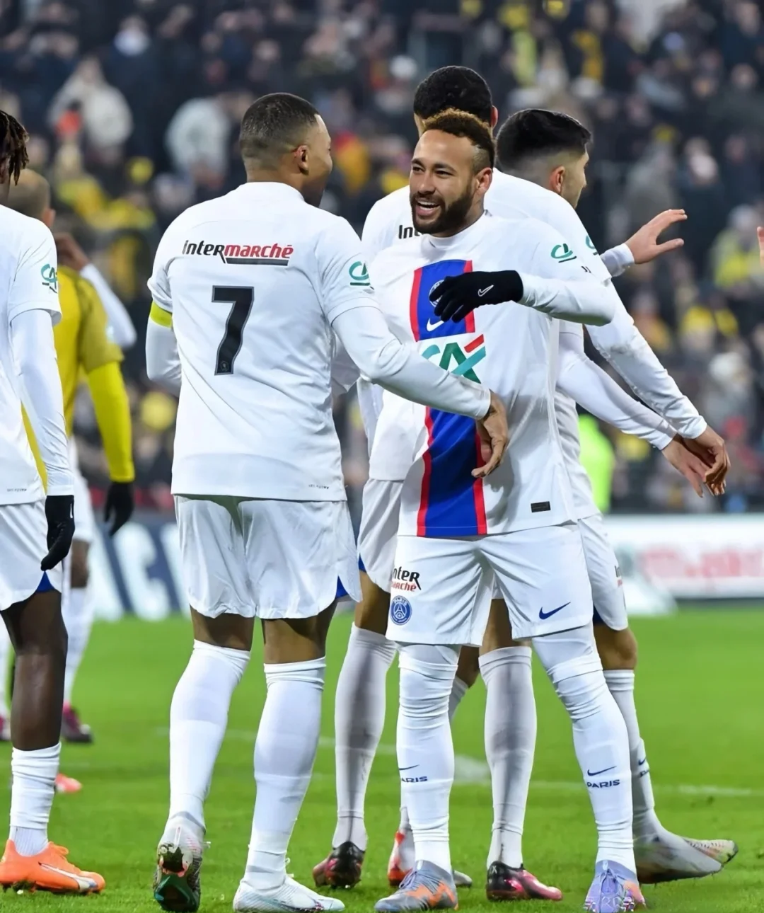 包含巴黎圣日耳曼客场大胜，排名暂居榜首的词条