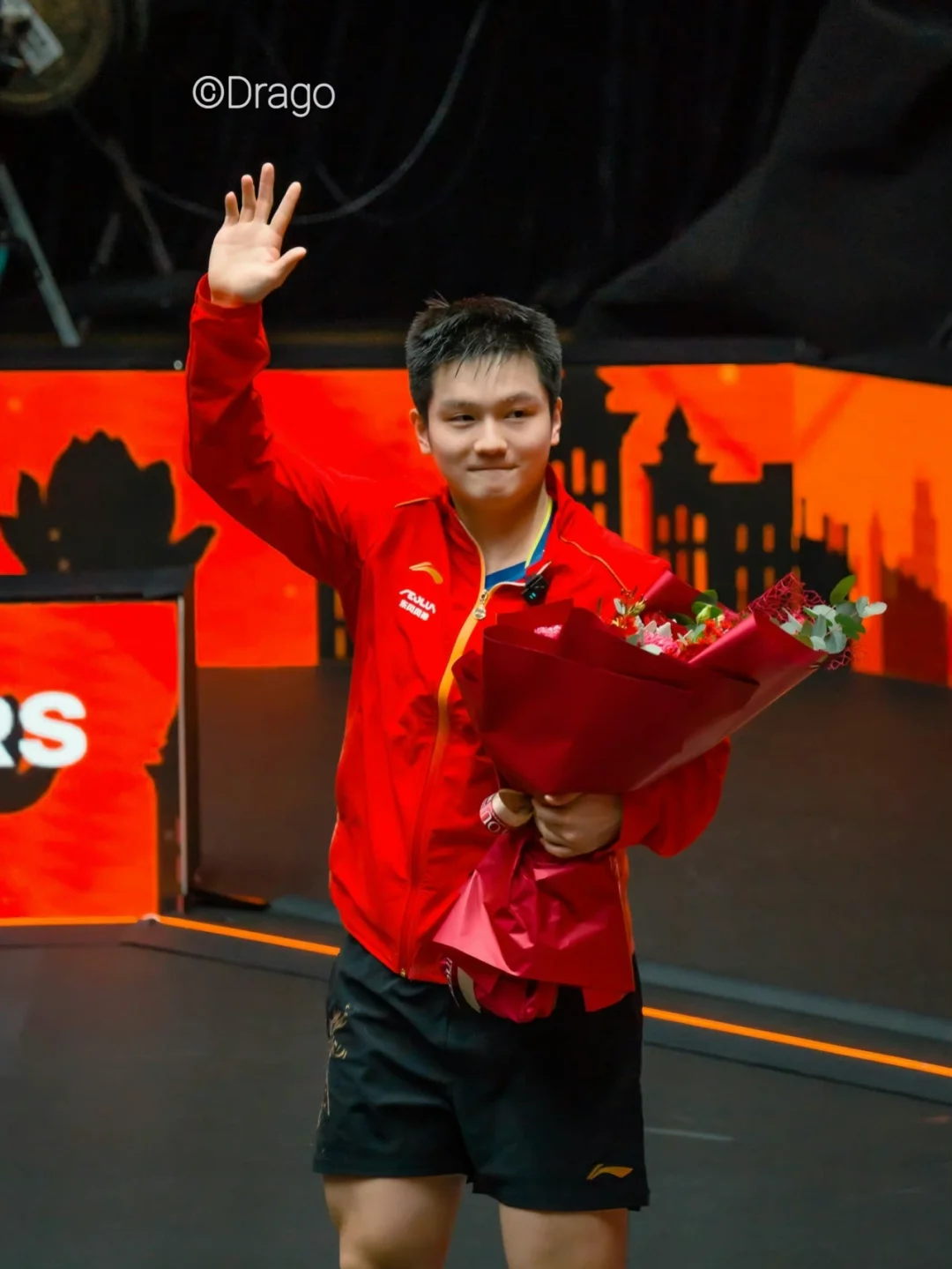 澳门球迷为自己的球队加油助威,希望他们取得胜利的简单介绍 澳门球迷为自己的球队加油助威,希望他们取得胜利的简单介绍