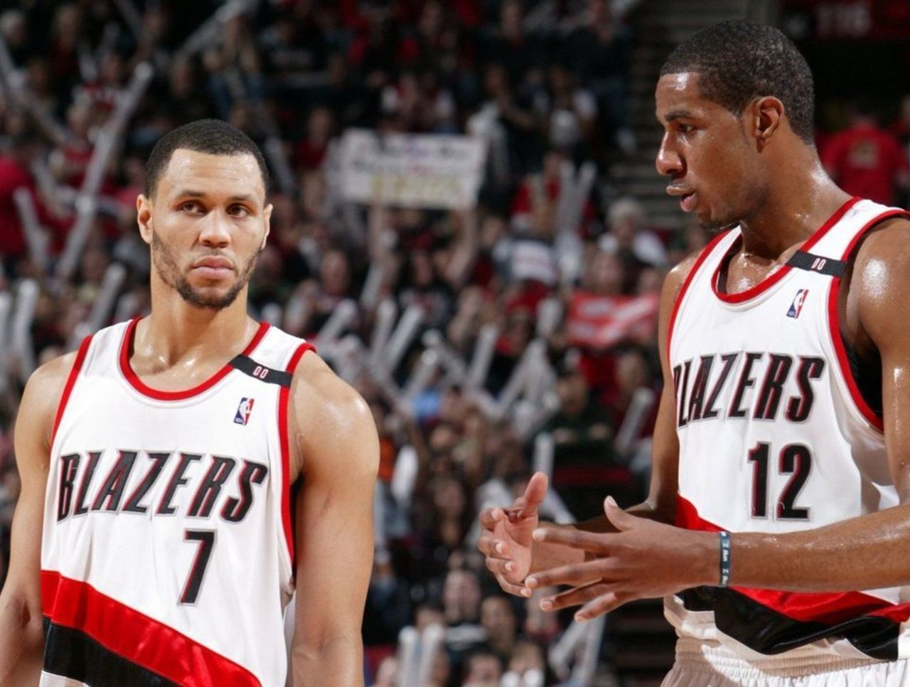 PG中国官网-包含开拓者队客场惨败，连续两场失利的词条