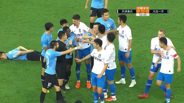 PG平台-赛场外围发生小冲突，裁判出面化解