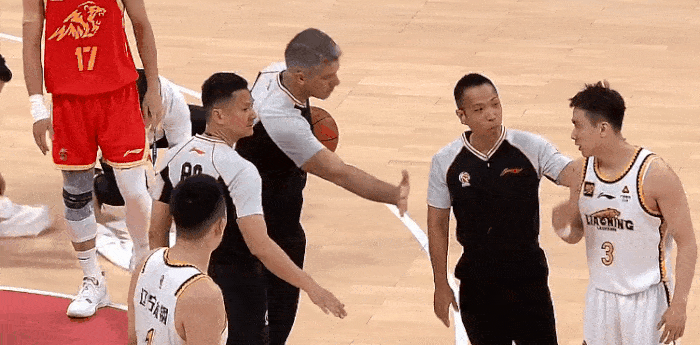 赛场外围发生小冲突,裁判出面化解 赛场外围发生小冲突,裁判出面化解