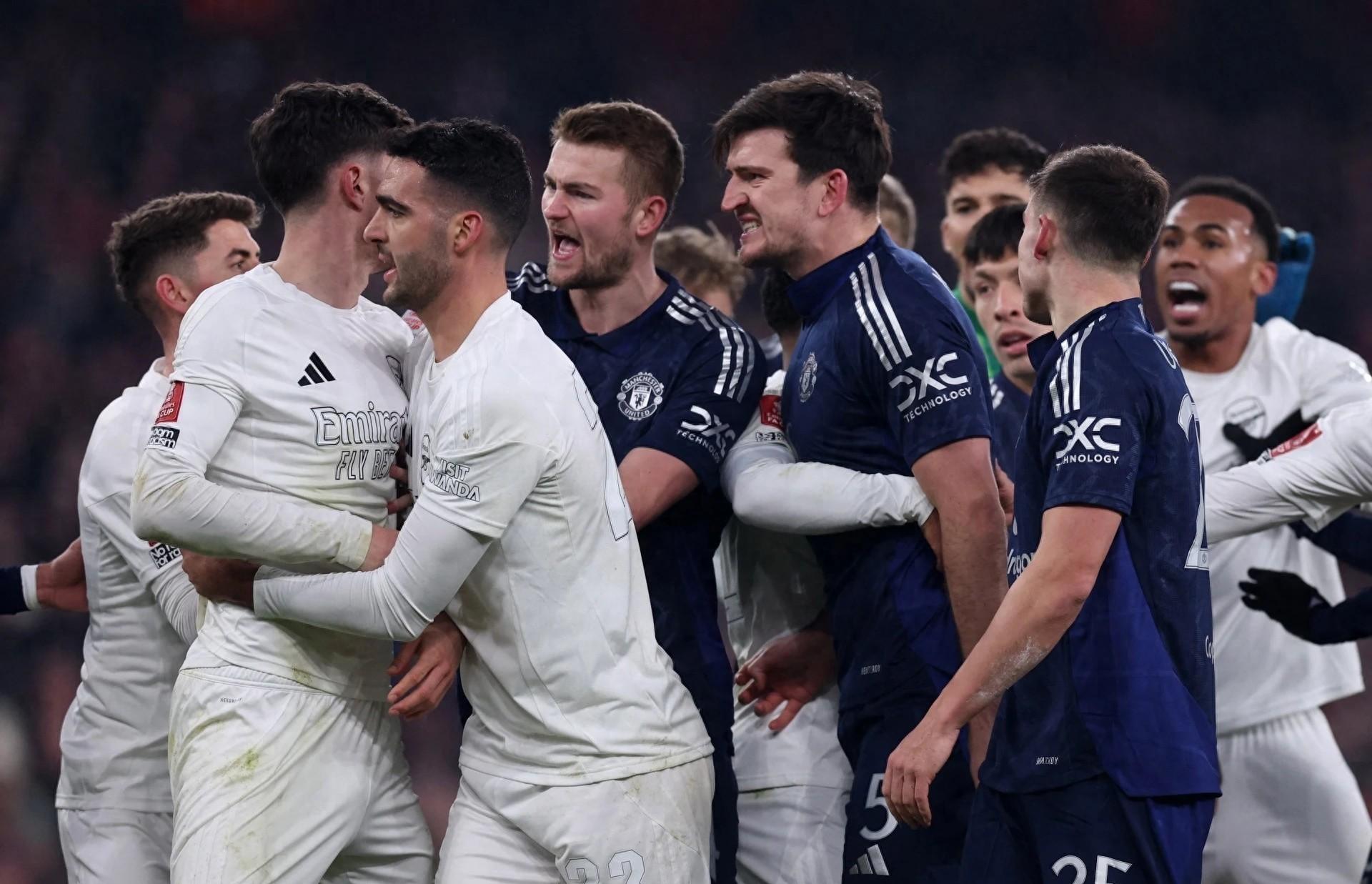 阿森纳客场击败劲旅,球队逐渐走出低谷 阿森纳客场击败劲旅,球队逐渐走出低谷