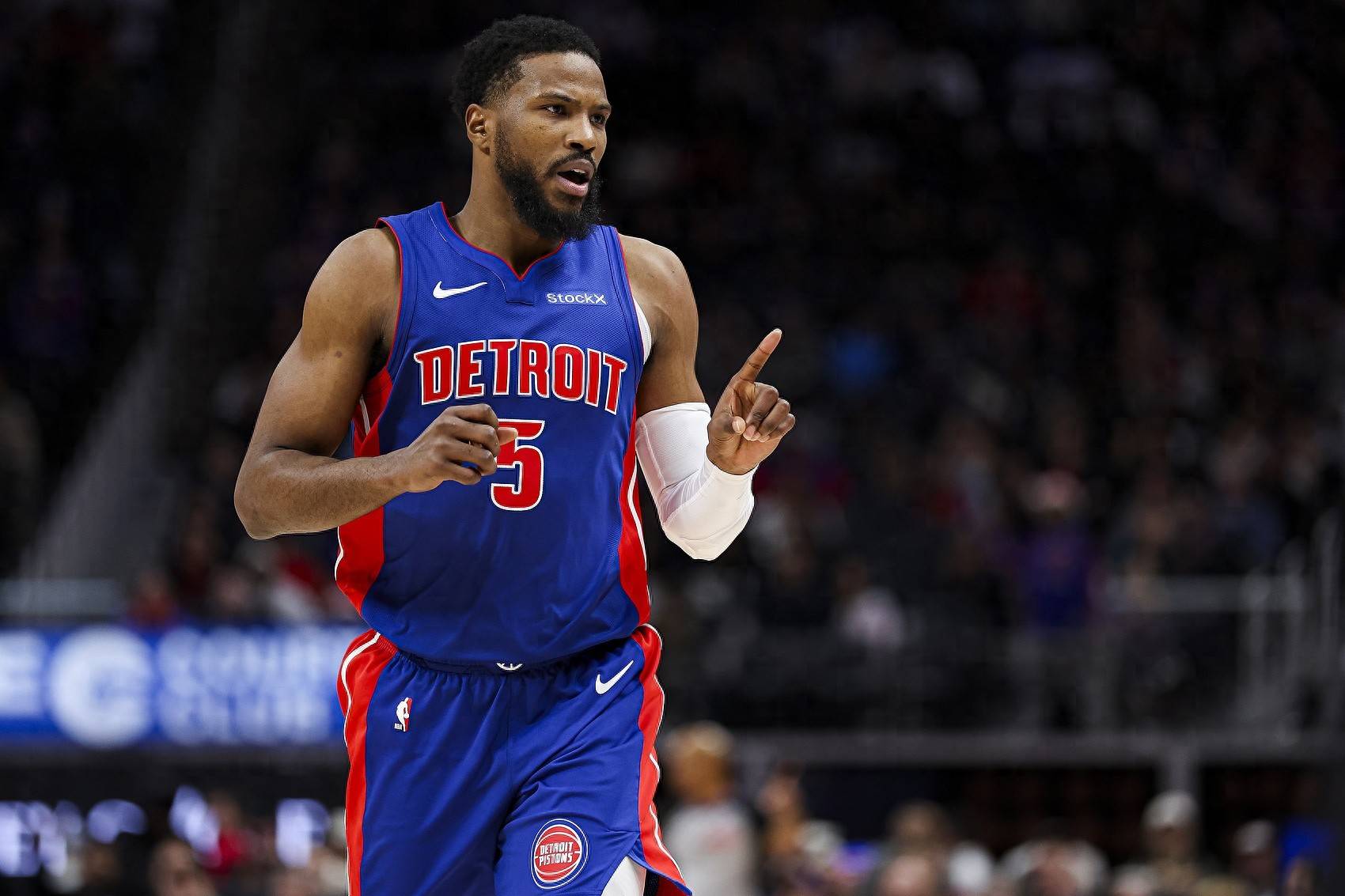 比斯利带队在季后赛中打出佳绩 比斯利带队在季后赛中打出佳绩