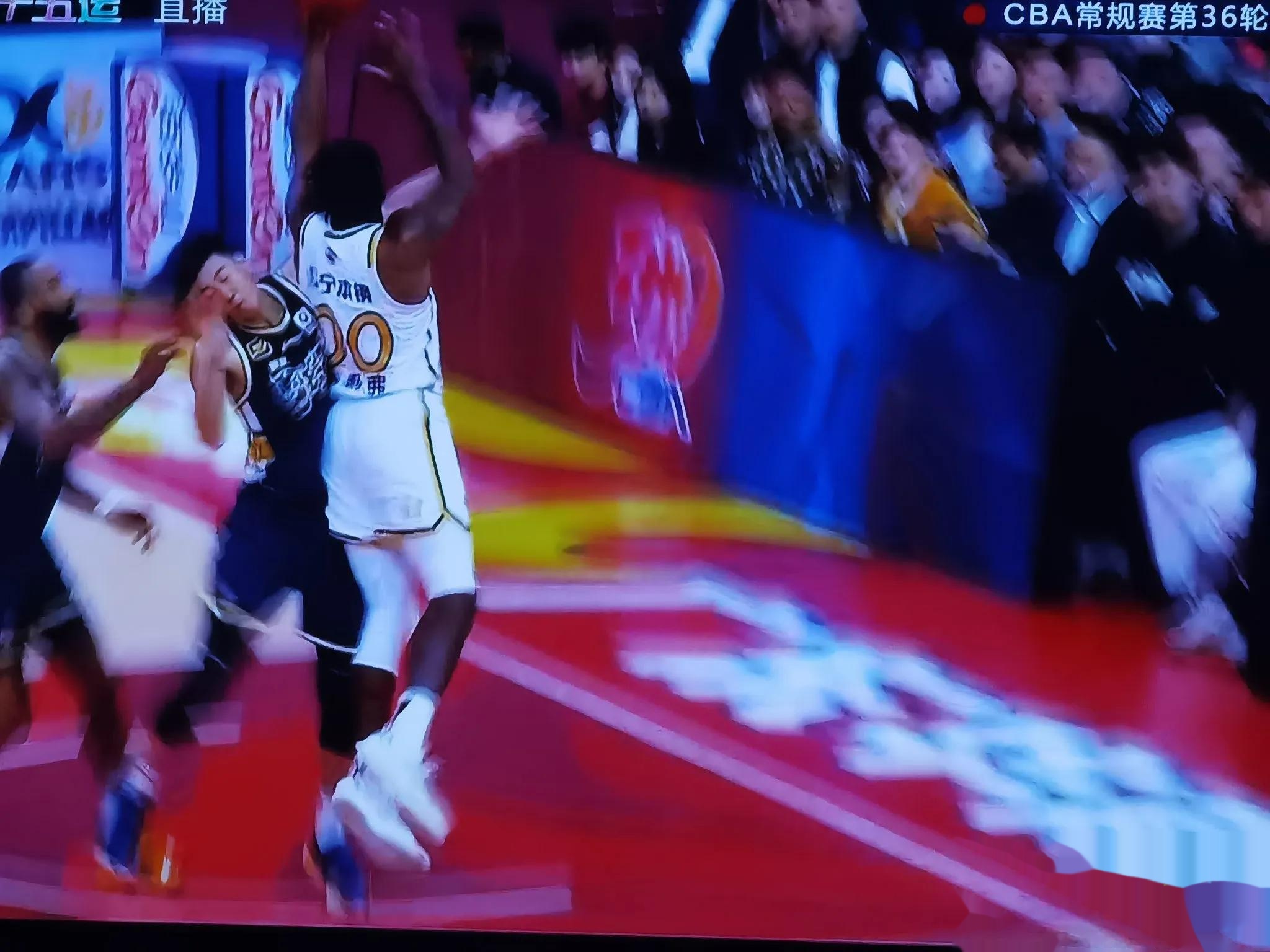 双方球队上演激烈对决,终场比分十分胶着 双方球队上演激烈对决,终场比分十分胶着