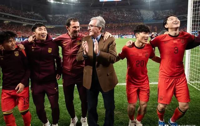 PG电子官方-中国足球联赛热点赛事频现，球迷热情高涨