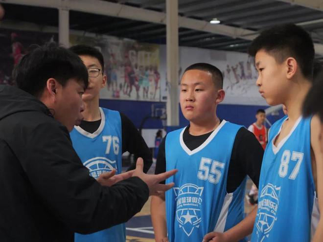 比赛氛围热烈,球员展现高超技巧 比赛氛围热烈,球员展现高超技巧