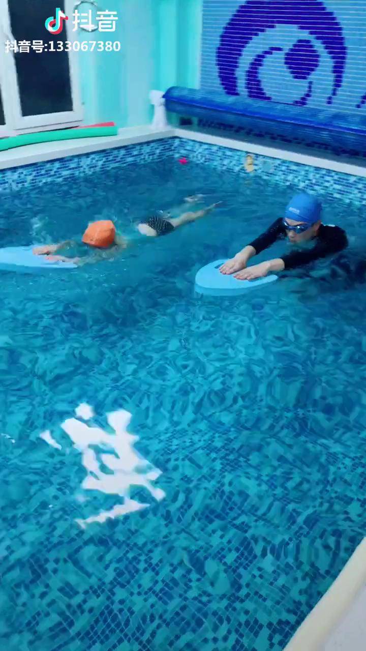 法国游泳选手自由自在,轻松晋级决赛 法国游泳选手自由自在,轻松晋级决赛