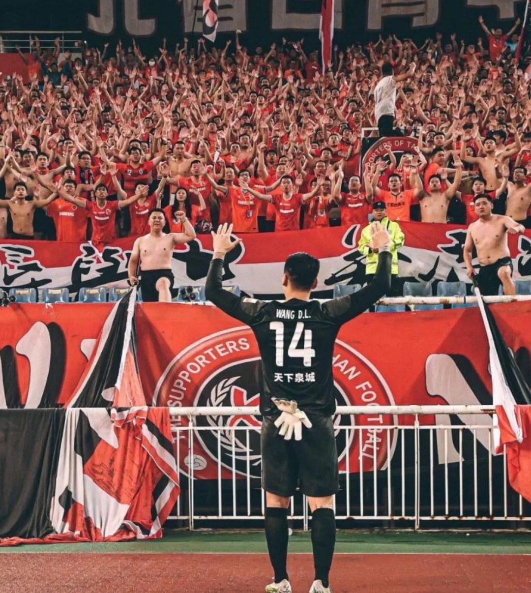 一场激烈的足球对抗掀起球迷狂热 一场激烈的足球对抗掀起球迷狂热