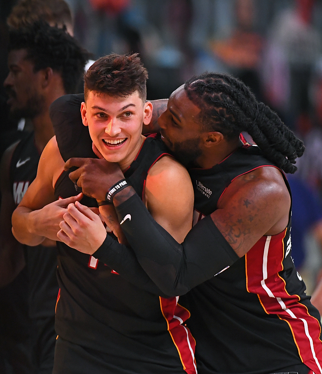 热火逆转胜出,球员朝着总冠军稳步迈进 热火逆转胜出,球员朝着总冠军稳步迈进