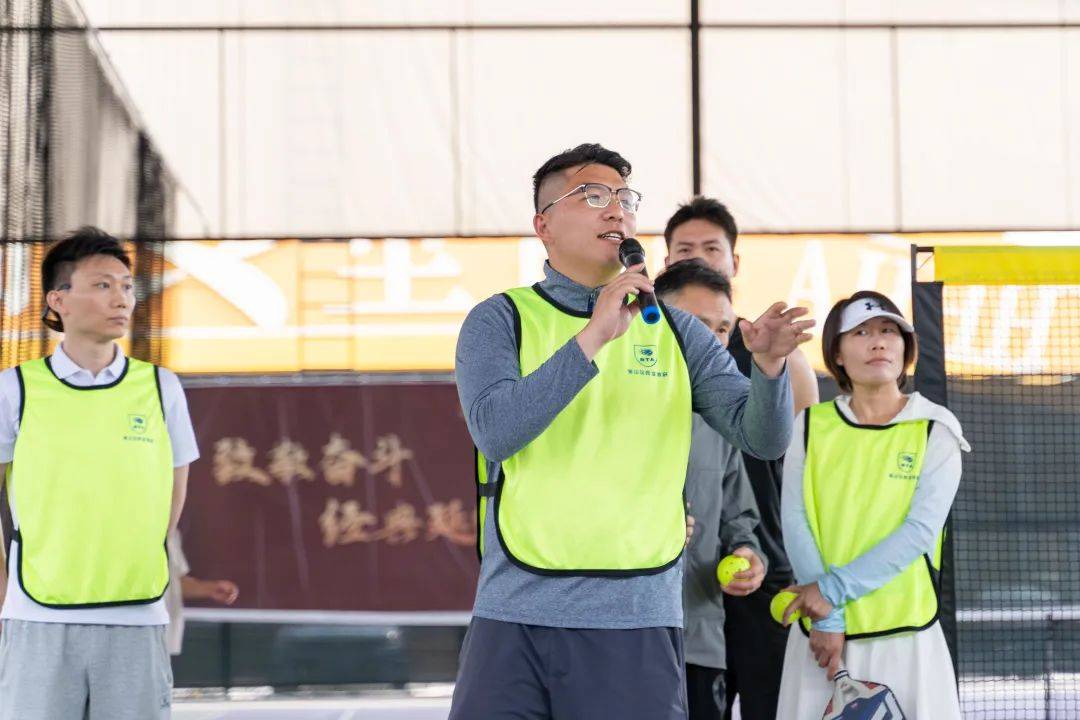 铿锵动作!选手飒爽英姿,赢得现场喝彩 铿锵动作!选手飒爽英姿,赢得现场喝彩