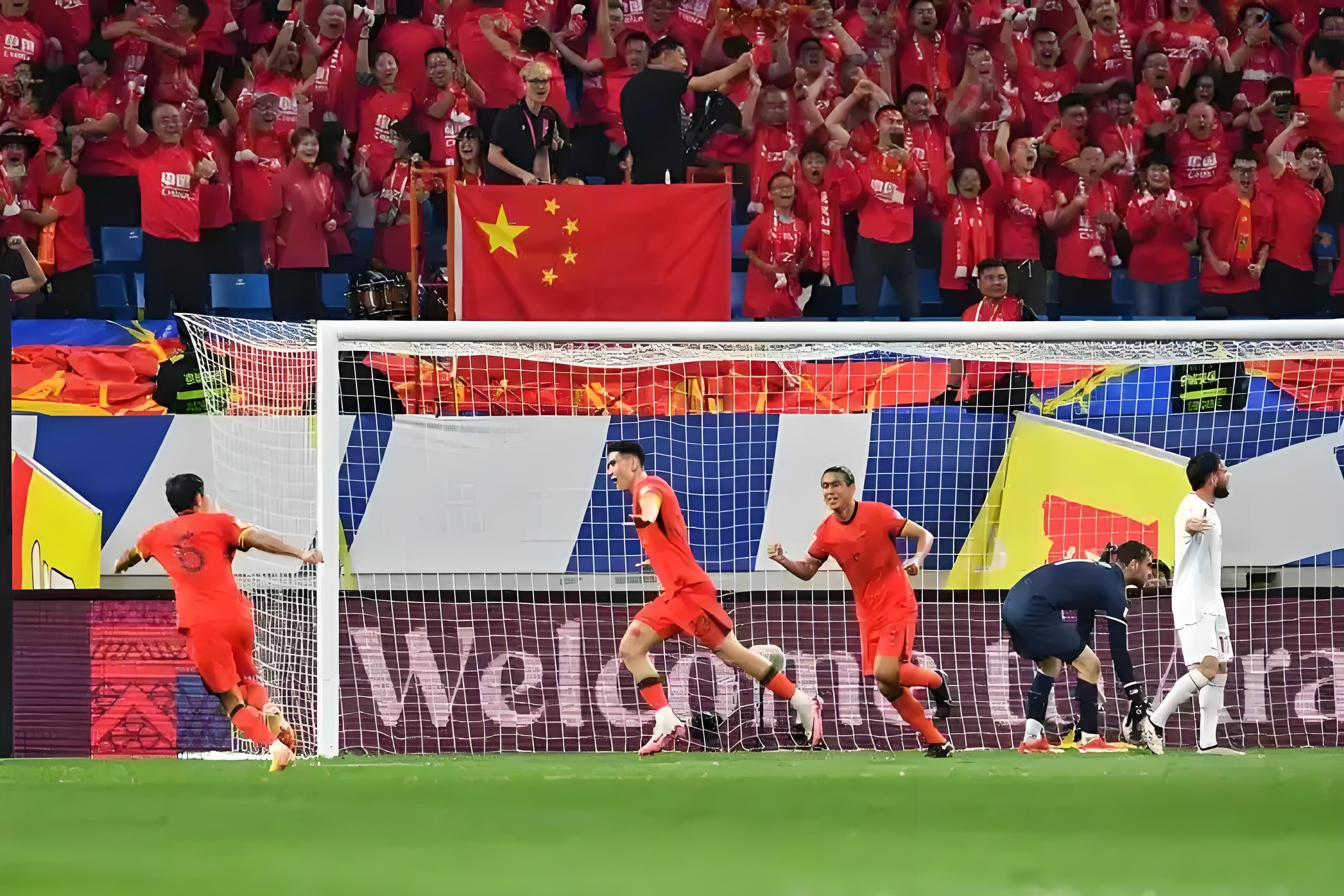 天津泰达队员合力进攻取得胜利晋级 天津泰达队员合力进攻取得胜利晋级