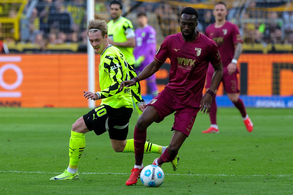 PG电子试玩-奥格斯堡足球队在训练场上集中备战