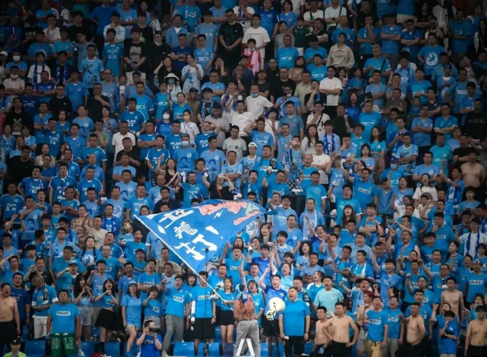 球队面临主场压力,球迷加油助威成为士气动力 球队面临主场压力,球迷加油助威成为士气动力