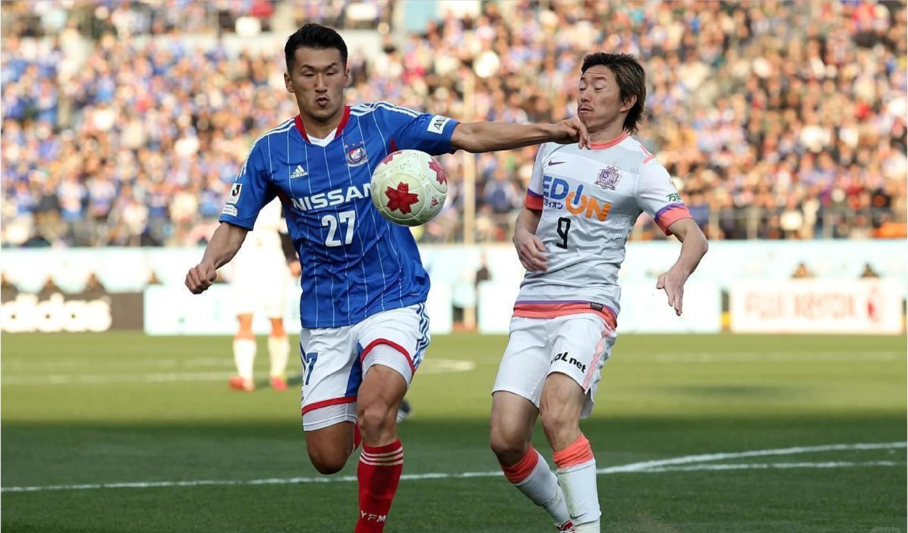 横滨水手主场告负，球员表现出色的简单介绍