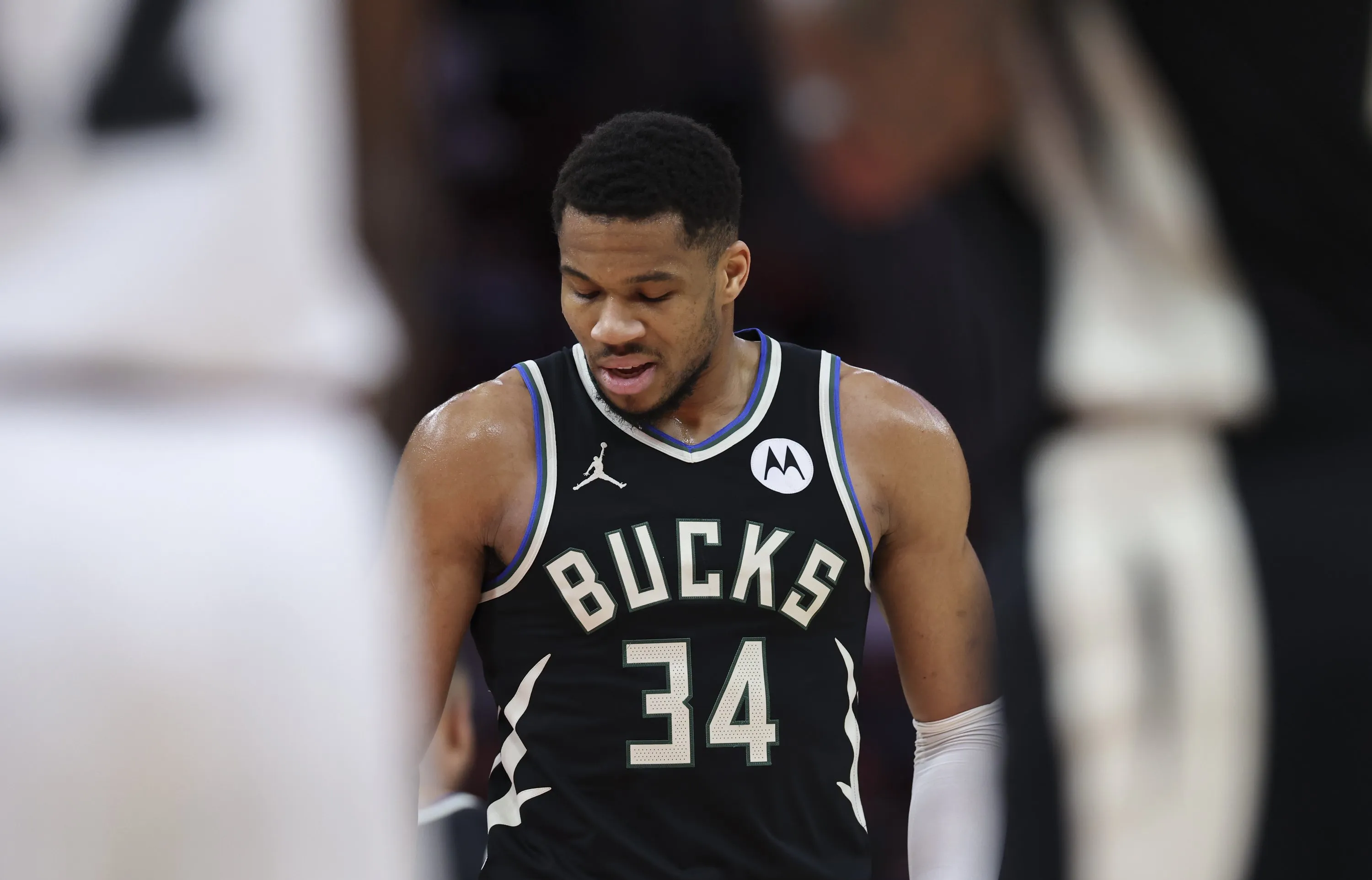 雄鹿实力碾压,击败黄蜂卫冕西部第一 雄鹿实力碾压,击败黄蜂卫冕西部第一