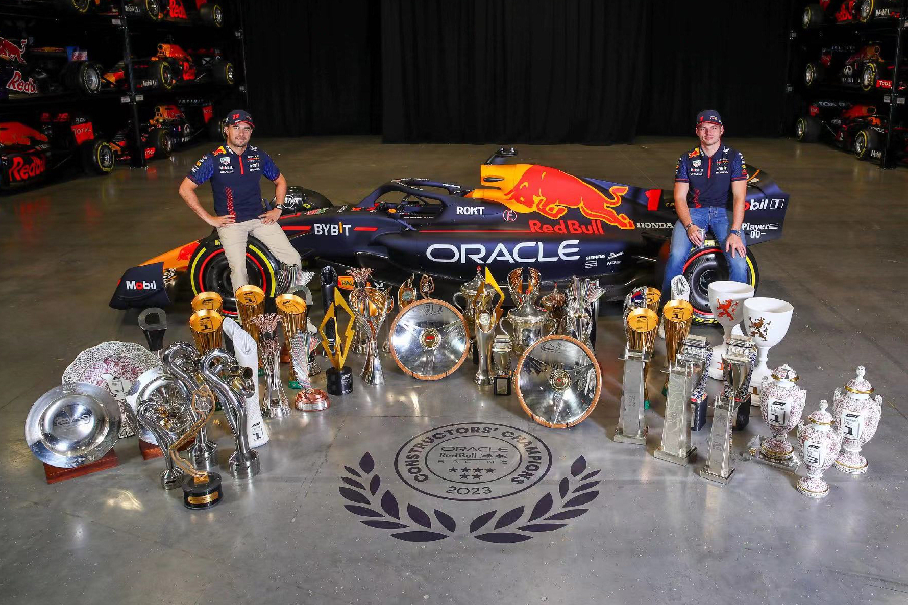 包含梅赛德斯险胜红牛车队,佩雷兹点燃赛场的词条 包含梅赛德斯险胜红牛车队,佩雷兹点燃赛场的词条