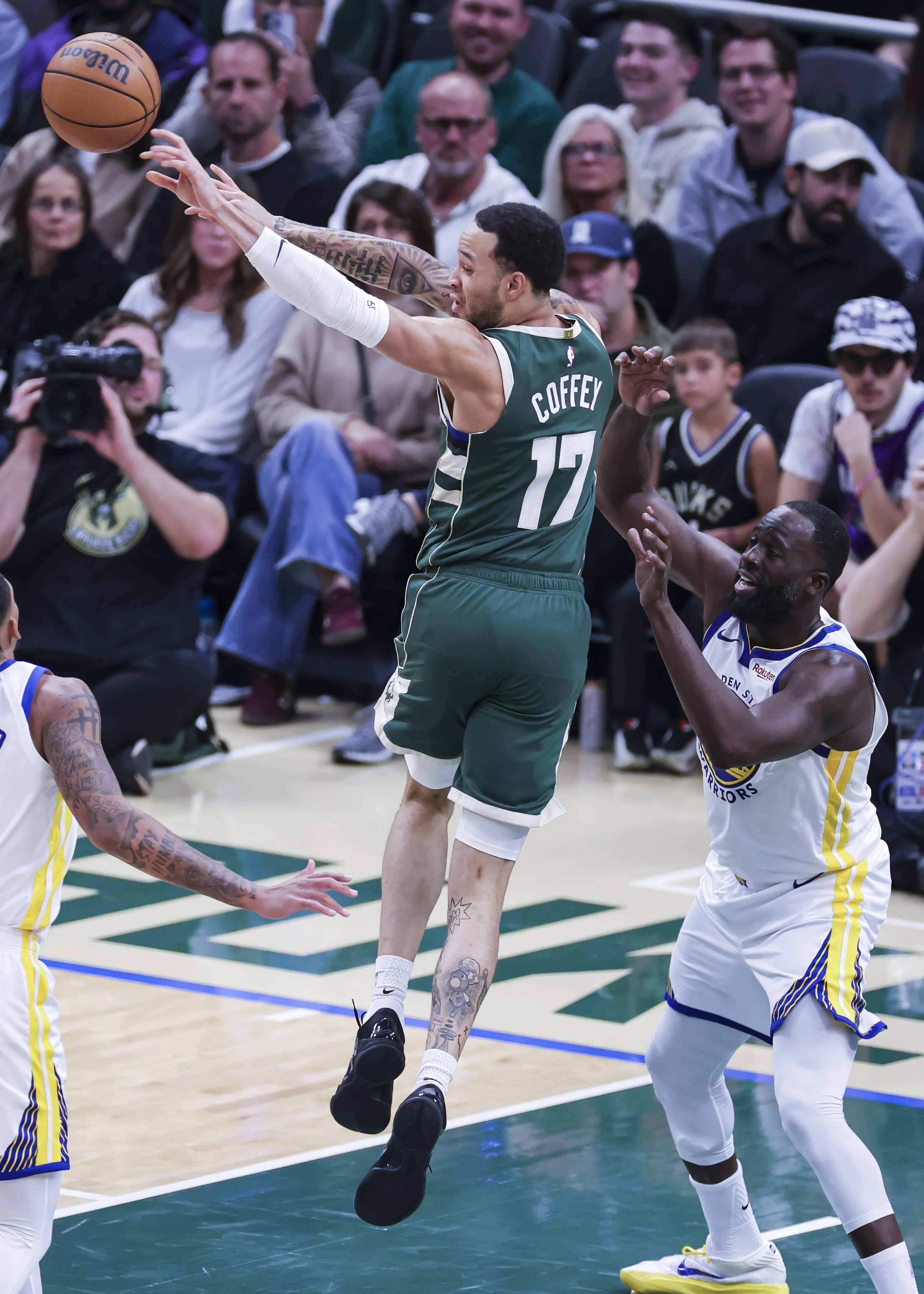 雄鹿轻取公牛,库里带队取胜的简单介绍 雄鹿轻取公牛,库里带队取胜的简单介绍